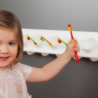 tischlerei_hamburg_holzwerkstatt_kaesebier_zahnpflege_kita_zaehneputzen_kita_zahnputzbecherleiste-zahnbuerstenhalter_zahnbuerstenleiste_mit_haken_zahnbuerstenbox