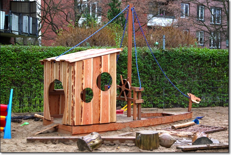 Tischlerei Hamburg Holzwerkstatt Kaesebier - Spielschiff, Piratenschiff, Wickingerschiff, Kindergarten, Kita, Baumhaus, Baumhöhle, Spielpodest, Krippenpodest_tischler_hamburg