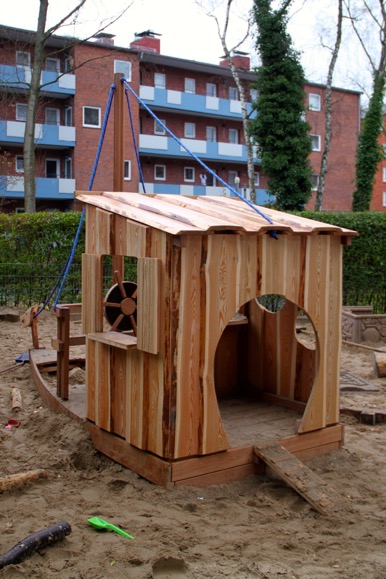 Tischlerei Hamburg Holzwerkstatt Kaesebier - Spielschiff, Piratenschiff, Wickingerschiff, Kindergarten, Kita, Baumhaus, Baumh&ouml;hle, Spielpodest, Krippenpodest-IMG_0516 - Arbeitskopie 2