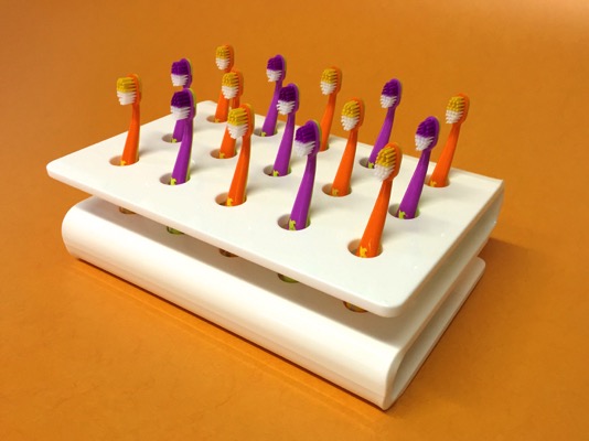 tischlerei hamburg, holzwerkstatt kaesebier, zahnpflege in der kita, zahnpflege kita, zahnputzbecherleiste, zahnbuerstenhalter, zahnbuerstenleiste, zahnbuerstenbox, zahnbuerstenhalter mit haken, zahnbuerstenleiste mit haken, tischler hamburg_zahnbuerstenstaender_8855.jpg