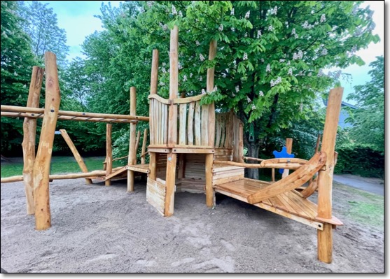 spielplatz_spielpodest_spielebene_hochebene_spielhaus_schlafpodest_kindergarten_krippe_kita_stufenpodest_baupodest_tischlerei_hamburg_holzwerkstatt_kaesebier_23a79.jpg