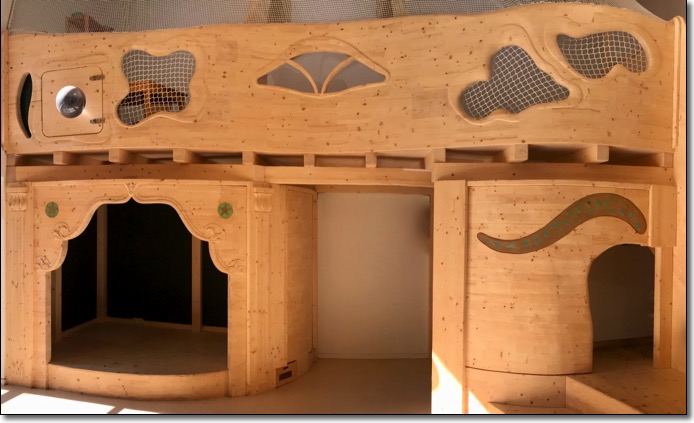 tischlerei_hamburg_holzwerkstatt_kaesebier_lehmhuette_lehmhaus_kinderhaus_spielhaus_spielpodest_spielebene_krippenpodest_tischler_kita_kindergarten_214.jpg