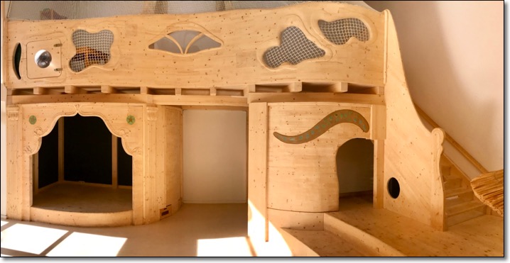 tischlerei_hamburg_holzwerkstatt_kaesebier_lehmhuette_lehmhaus_kinderhaus_spielhaus_spielpodest_spielebene_krippenpodest_tischler_kita_kindergarten_21fed.jpg