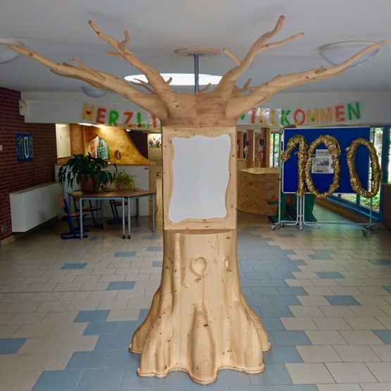 tischlerei_hamburg_holzwerkstatt_kaesebier_leseecke_lesebereich_kuschelraum_kuschelecke_kuschelbereich_ruhezone_ruhebereich_ruheraum_kita_kinderkrippe_kindergarten_pausenhalle_grundschule_DSC_0191